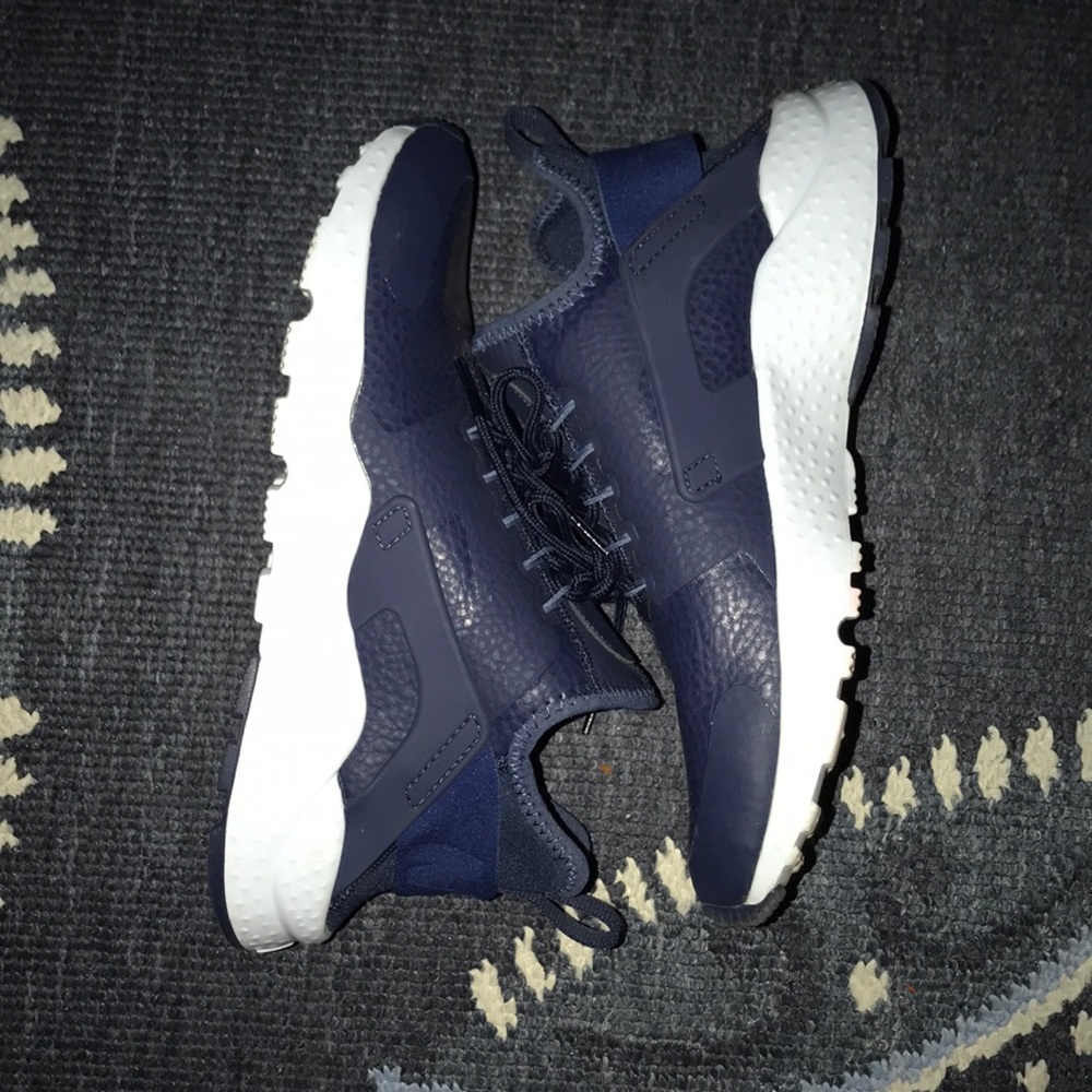 Like New Women’s Nike Huarache Ultra Size 7.5